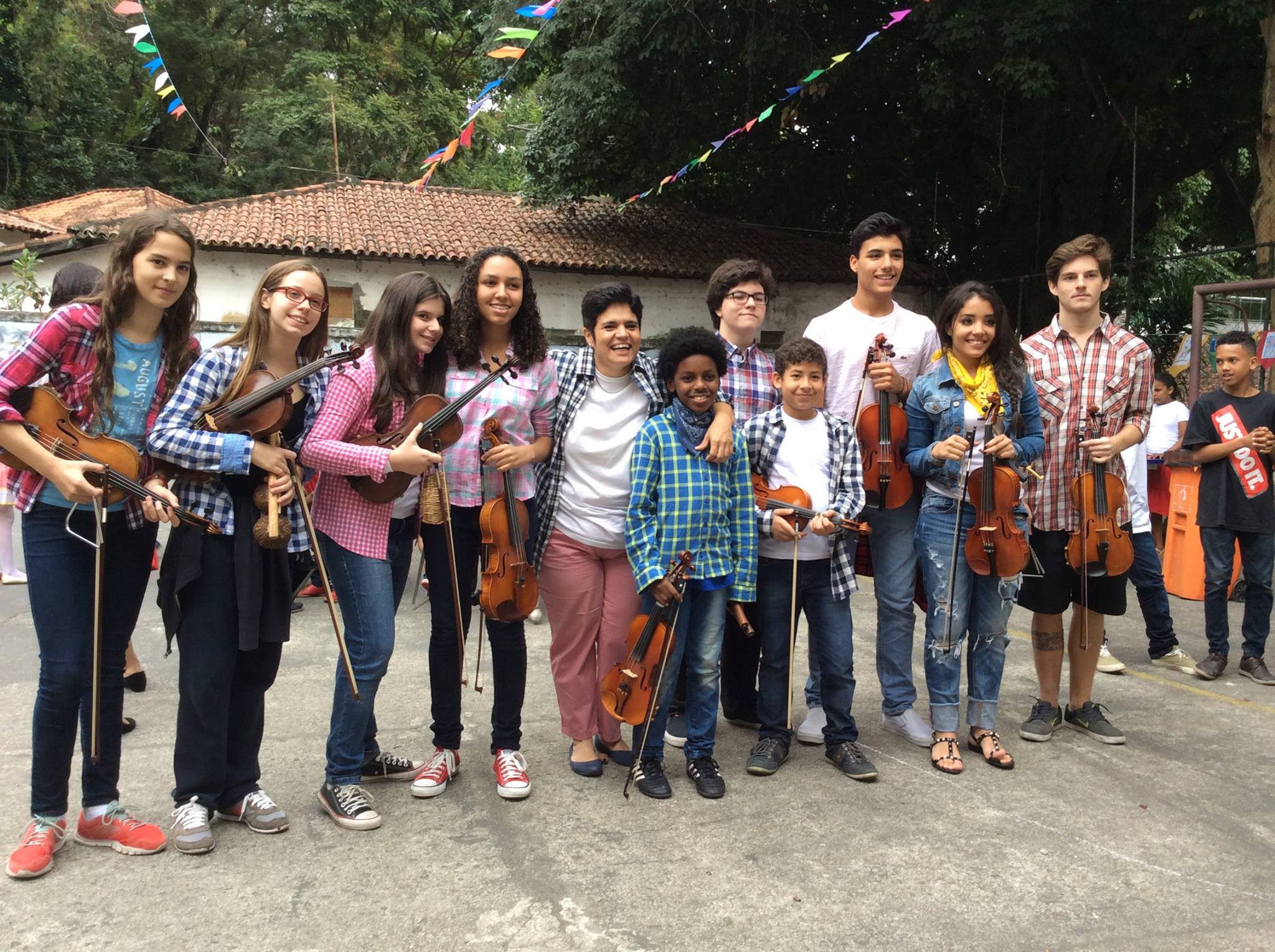 Projeto Que Ensina Crianças A Tocar Violino Gratuitamente É Lançado No Rio De Janeiro